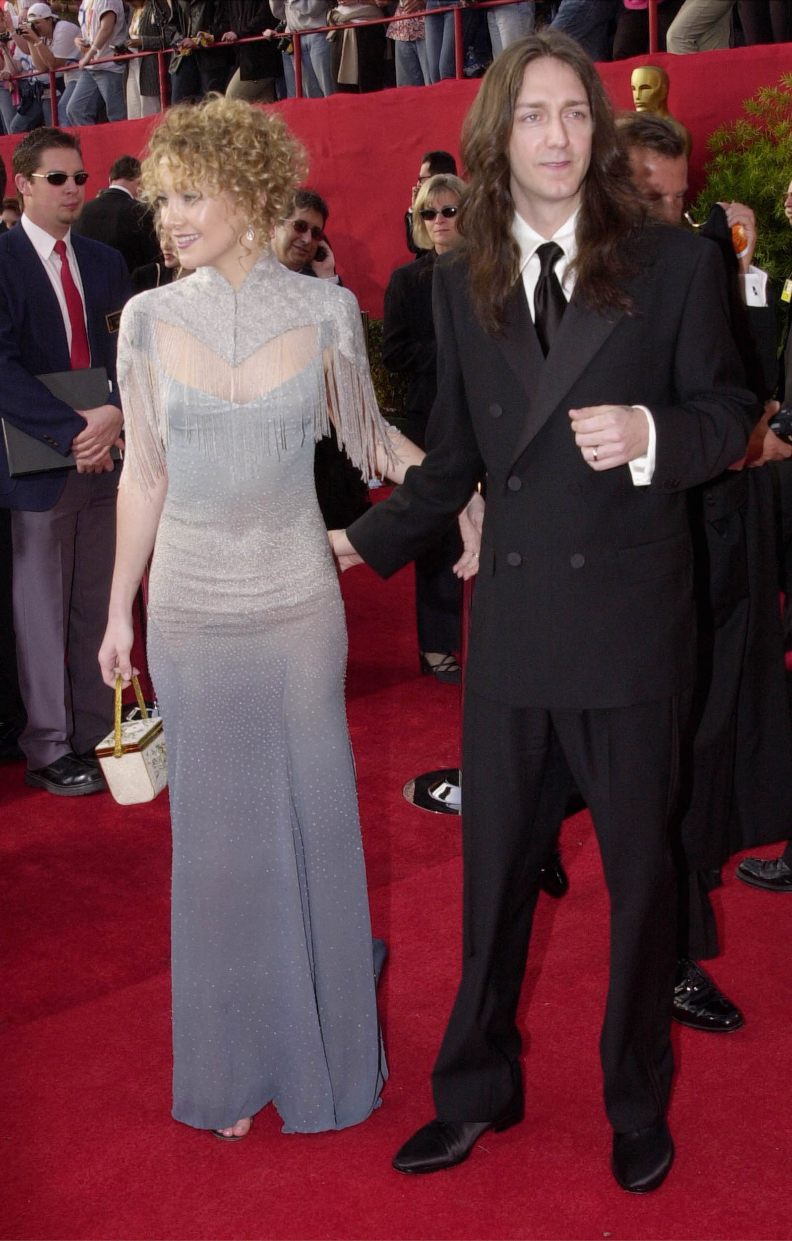 386900 235: Actress Kate Hudson and her husband Chris Robinson, the Black Crowes' singer, arrive for the 73rd Annual Academy Awards March 25, 2001 at the Shrine Auditorium in Los Angeles. Hudson is wearing a Stella for Chloe McCartney dress and her hair is by Robert Vetica of Cloutier. (Photo by Getty Images